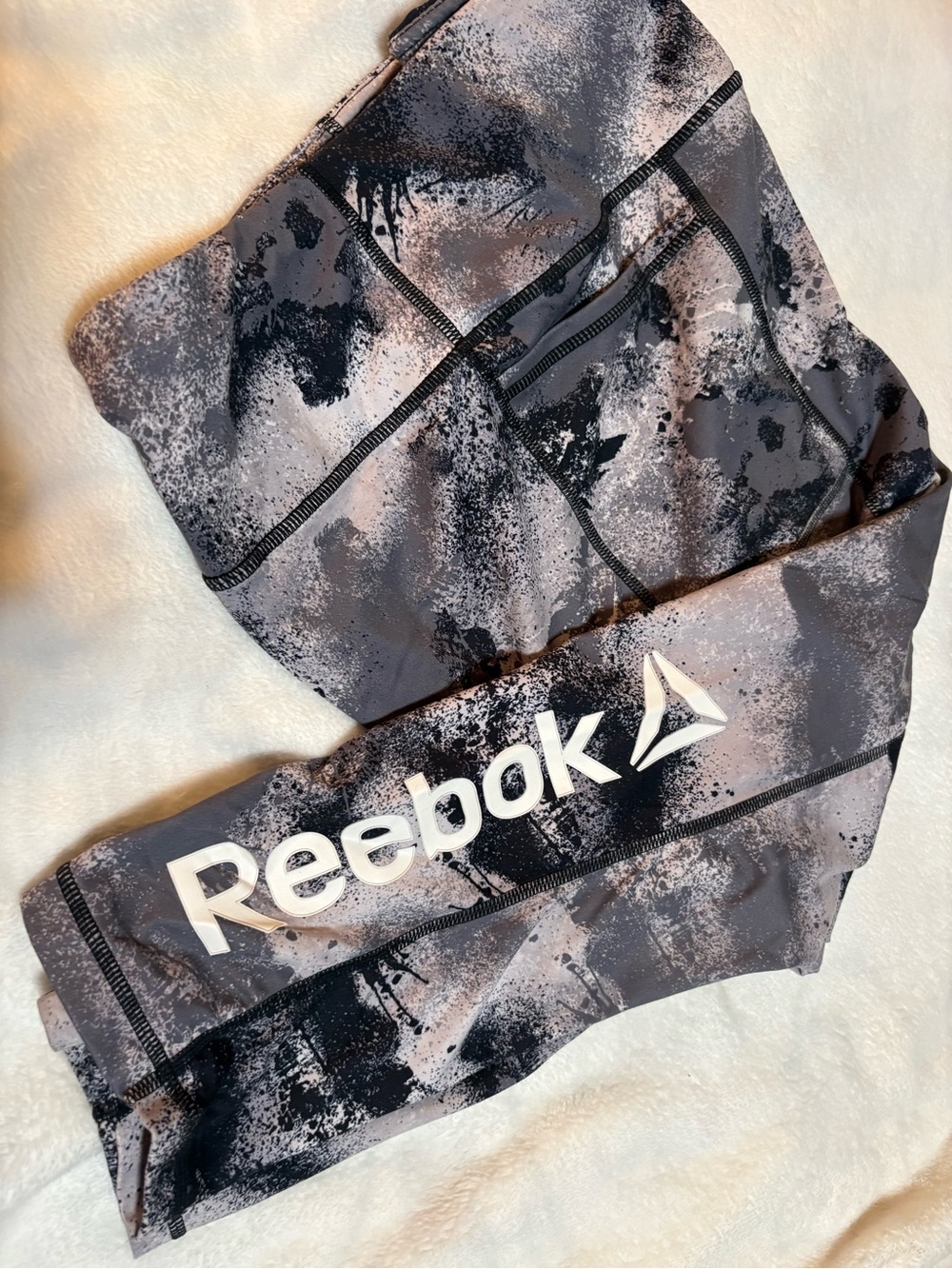 Reebok Gray & Black Patterned Cropped workout Leggings w/2 side pockets